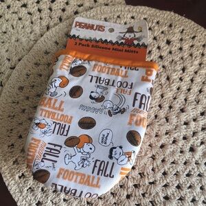 Peanuts Snoopy FOOTBALL Silicone Mini Mitts